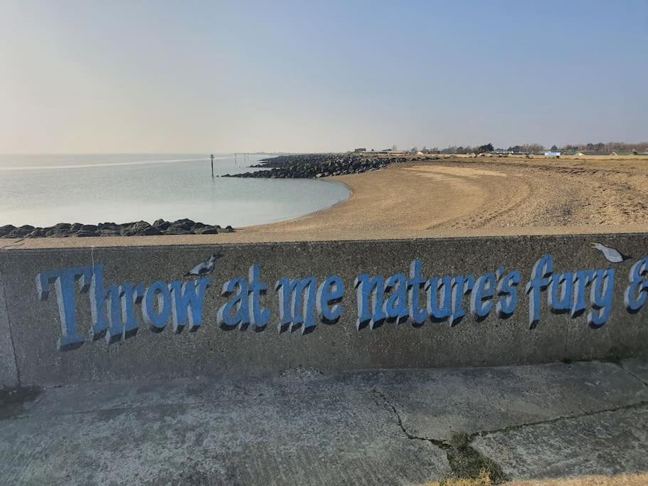 Awave From It All - Escape The City Life Jaywick Sands Luaran gambar