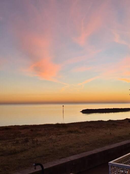 Awave From It All - Escape The City Life Jaywick Sands Luaran gambar